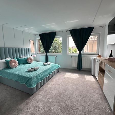 Elegant Escape Central Studio Крайова Экстерьер фото