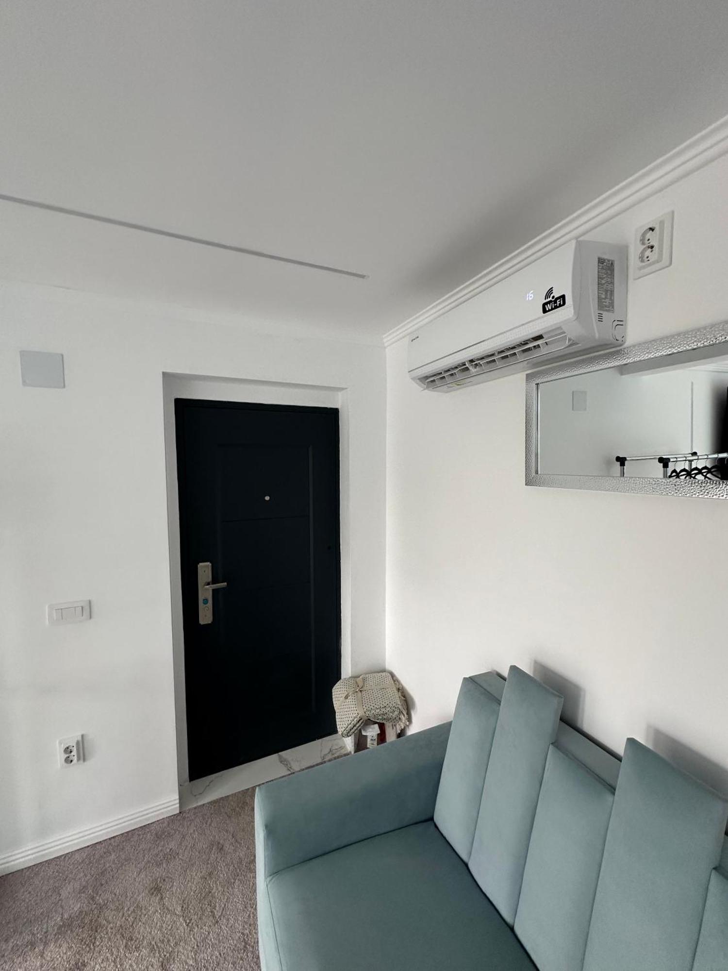 Elegant Escape Central Studio Крайова Экстерьер фото