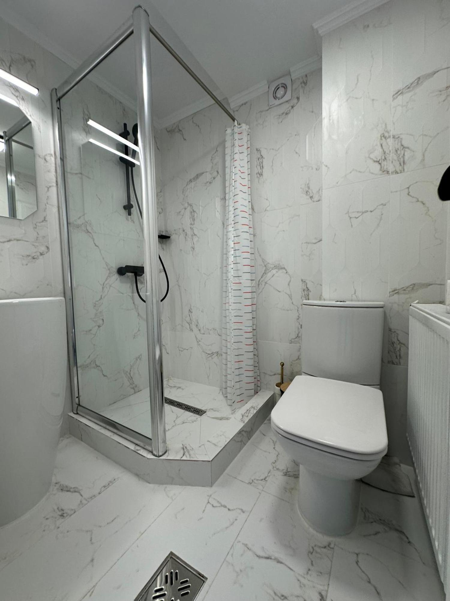 Elegant Escape Central Studio Крайова Экстерьер фото