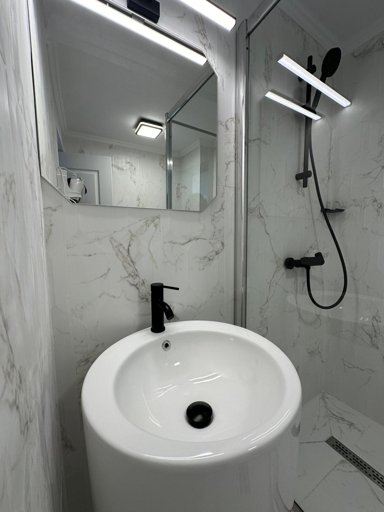 Elegant Escape Central Studio Крайова Экстерьер фото