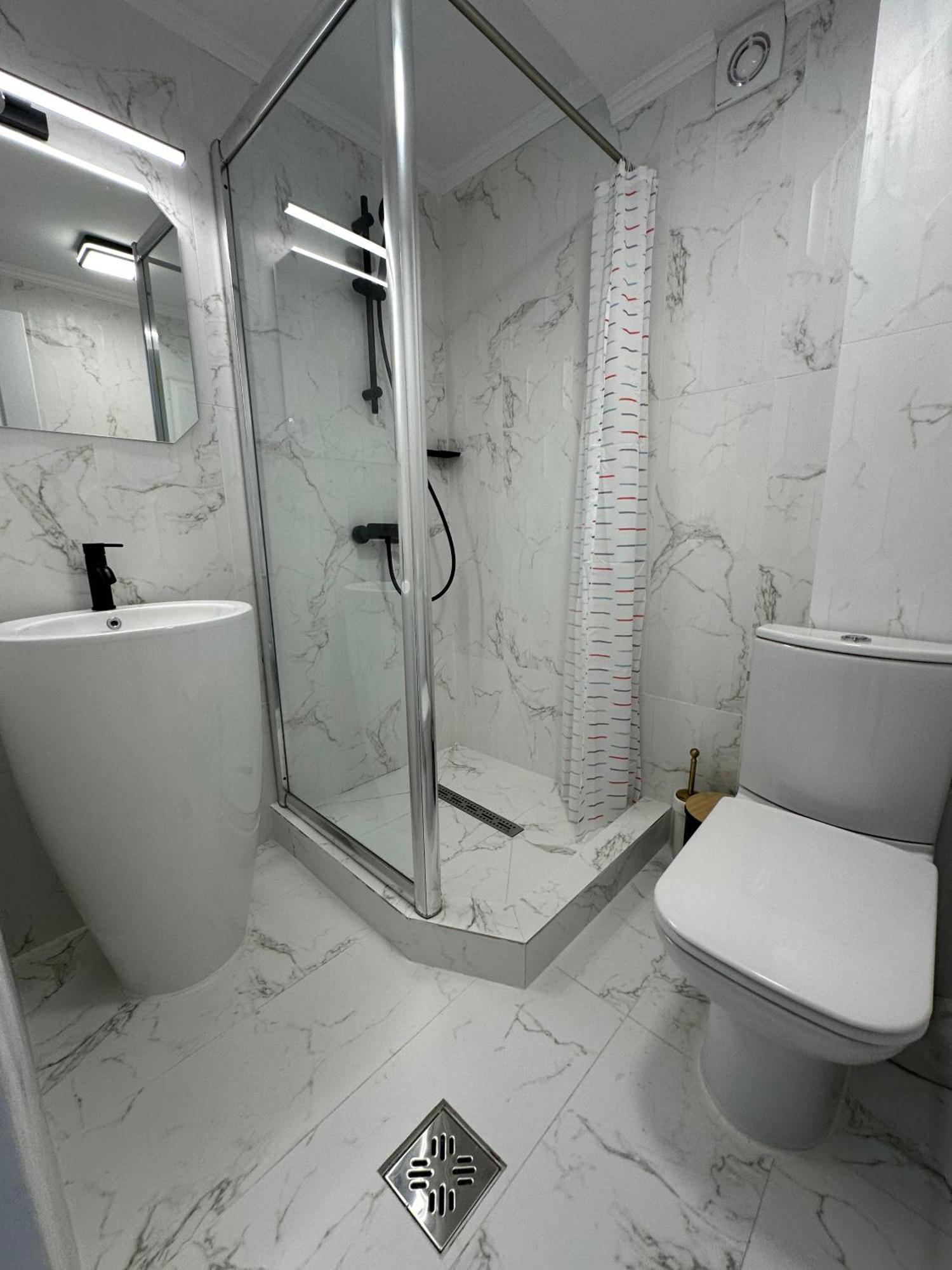 Elegant Escape Central Studio Крайова Экстерьер фото
