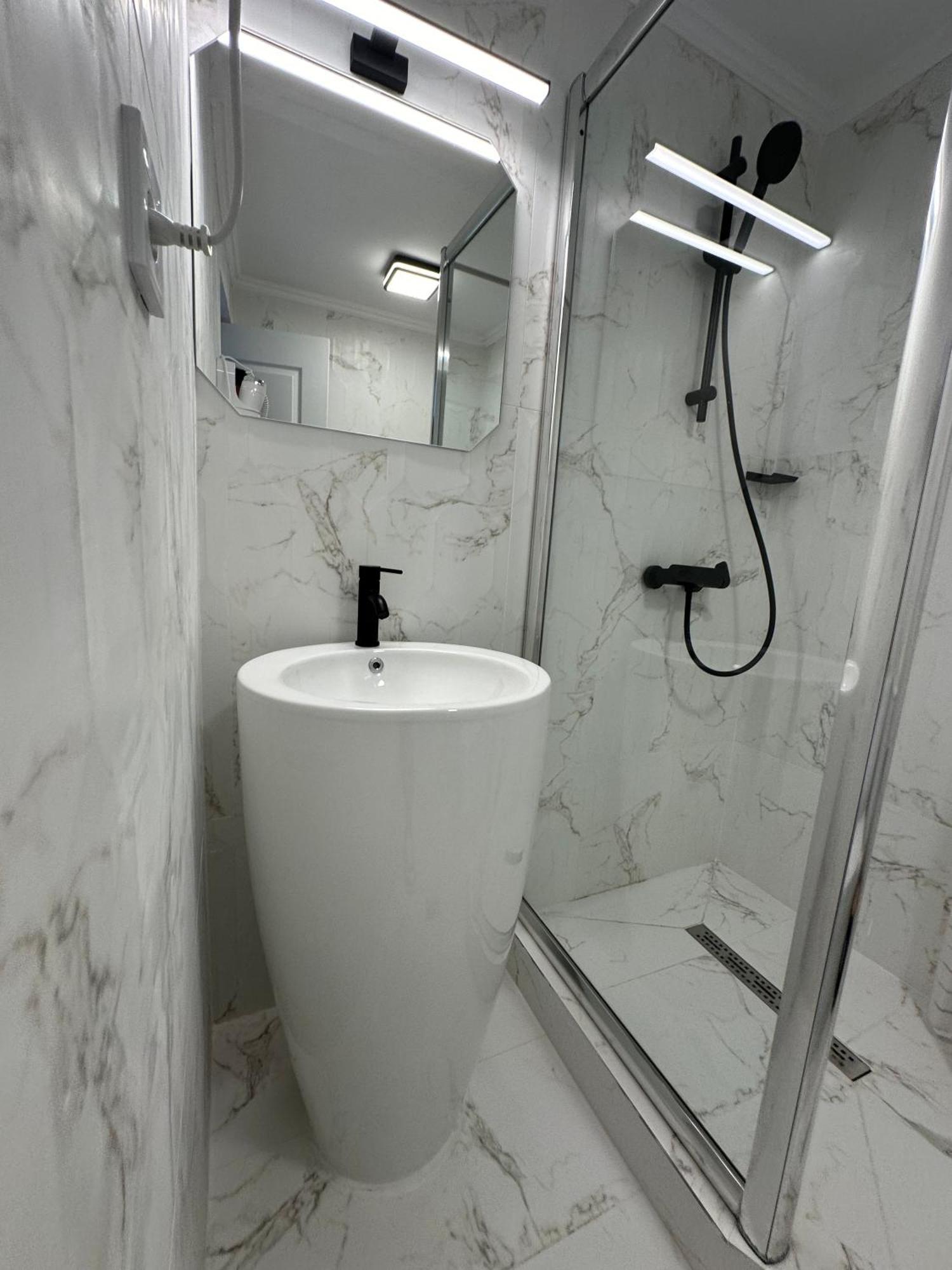 Elegant Escape Central Studio Крайова Экстерьер фото