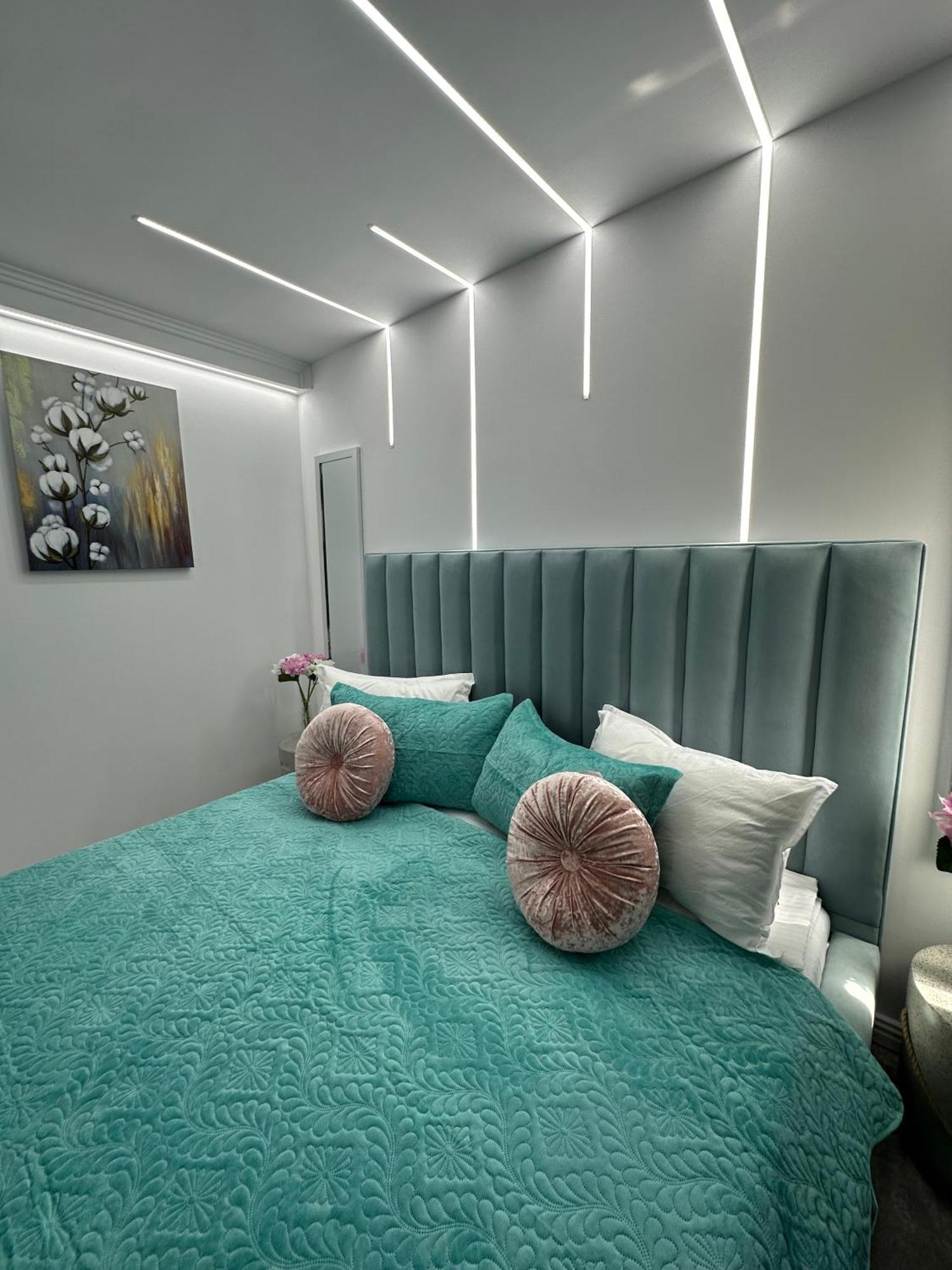 Elegant Escape Central Studio Крайова Экстерьер фото